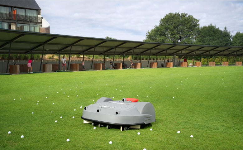 ロボット芝刈機とセットで使用できるゴルフボール集球機も展開